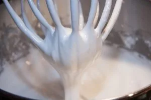 Lire la suite à propos de l’article 🍨 Blancs en Neige au Thermomix 🍨