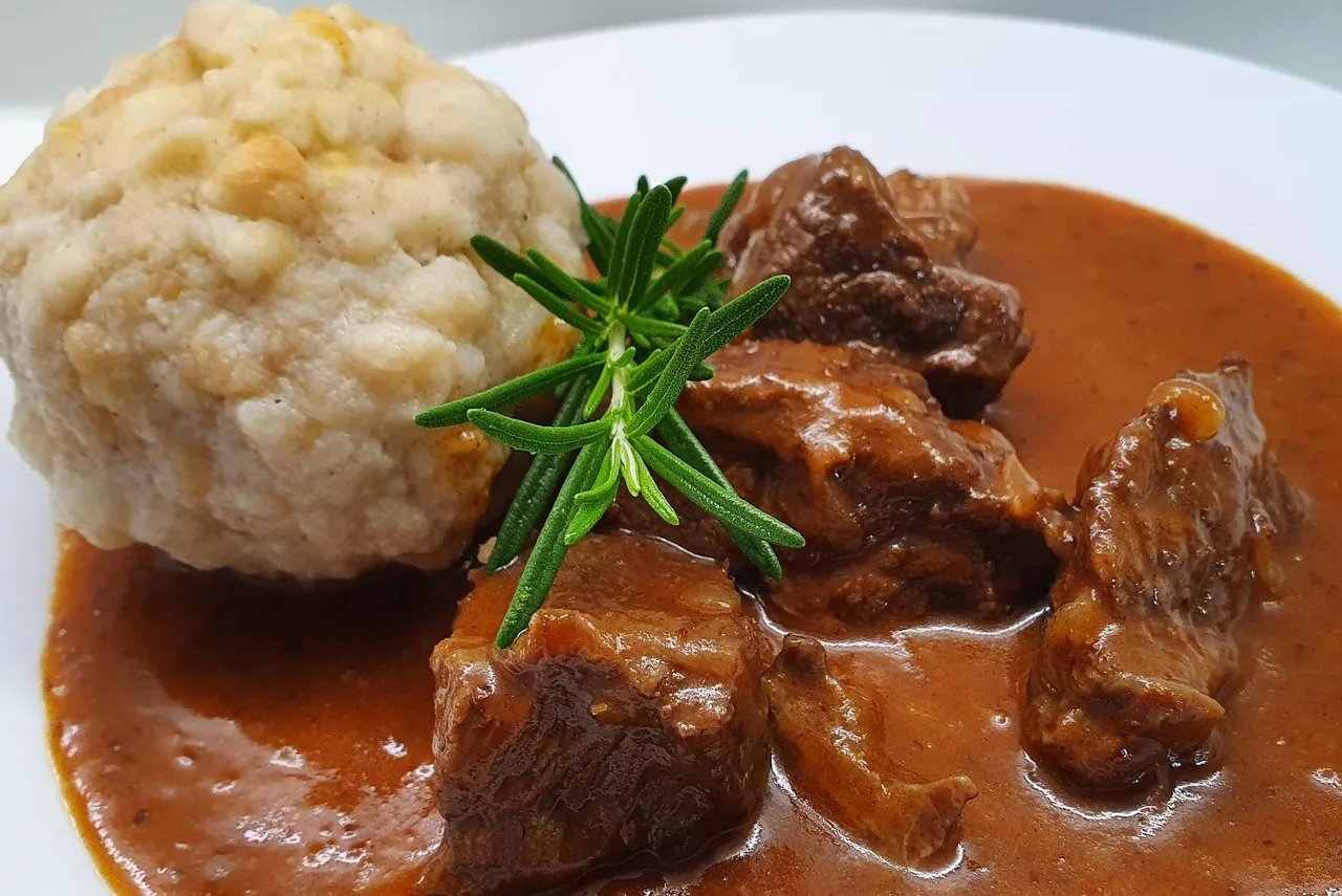 You are currently viewing 🥩🍷 Boeuf Bourguignon Recette de Grand-Mère 👵